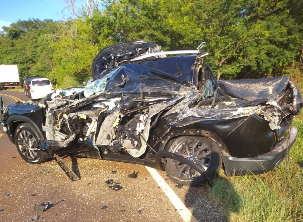 Motorista Escapa Ilesa Ap S Colis O Carreta Na Pr Tribuna Do Vale